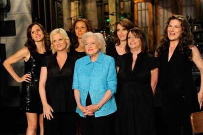 Molly Shannon, Amy Poehler, Maya Rudolph, Tina Fey, Rachel Dratch and Ana Gasteyer join Betty White on ‘Saturday Night Live’