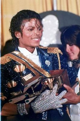 MJ smiles backstage with 8 Grammy awards! Los Angeles, 1984