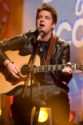 Lee DeWyze rocks out in the studio at Access Hollywood on May 27, 2010