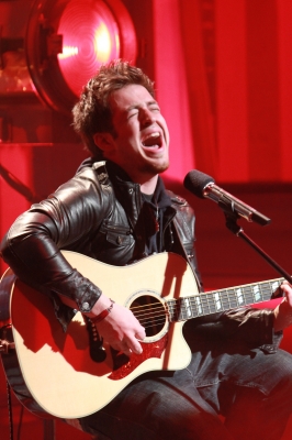 Lee DeWyze performs ‘Beautiful Day’ on the Access stage, May 27, 2010