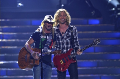 Bret Michaels joins Case James on stage for ‘Every Rose Has Its Thorn,’ ‘American Idol’ Season 9 finale, May 26, 2010