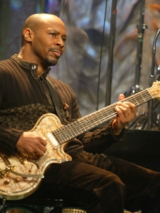 Longtime ‘Tonight Show’ bandleader Kevin Eubanks plays on the show in 2003