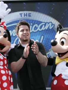 Newly crowned “American Idol” Lee DeWyze poses with Minnie and Mickey Mouse May 31, 2010 at “The American Idol Experience” attraction at Disney’s Hollywood Studios theme park in Lake Buena Vista, Fla.