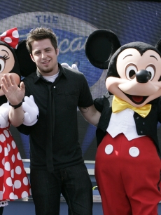 Newly crowned “American Idol” Lee DeWyze poses with Minnie and Mickey Mouse May 31, 2010 at “The American Idol Experience” attraction at Disney’s Hollywood Studios theme park in Lake Buena Vista, Fla.