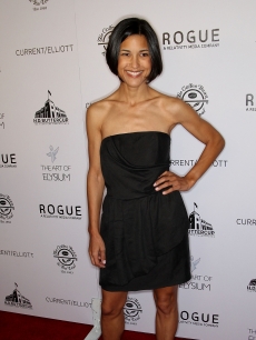 Julia Jones looks chic in black in October 2009