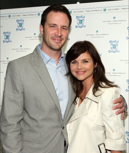 Brady Smith and Tiffani Thiessen attend the OneKid OneWorld’s shop for a cause held at Vince Clothing, Los Angeles, May 12, 2009