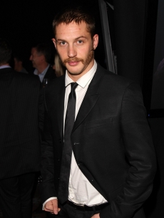 Tom Hardy arrives in a black suit and tie at the Kuro Black Screen party at Claridge’s hotel in London, England on September 25, 2007