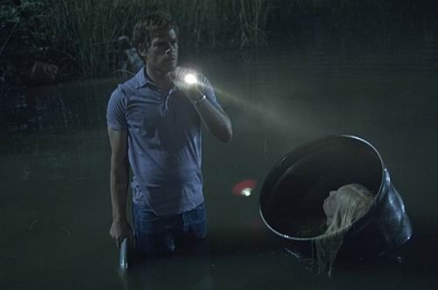 Dexter nervously checks his surroundings in a scene from Season 5