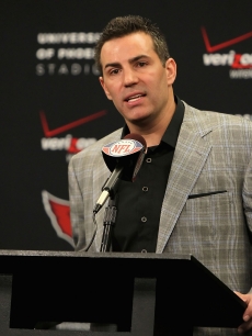 Kurt Warner of the Arizona Cardinals announces his retirement from football during a press conference at the team’s training center auditorium. Tempe, Ariz., January 29, 2010