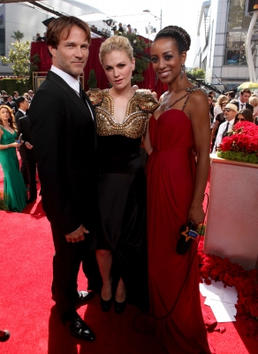 “True Blood’s” Stephen Moyer and Anna Paquin pose with Shaun Robinson on the Emmys red carpet, LA, Aug. 29, 2010