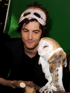Jim Sturgess poses with an owl at the pre-party for the premiere of “Legend of The Guardians: The Owls of Ga’Hoole” at the Chinese Theater in Los Angeles on September 19, 2010
