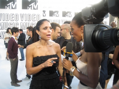 Bethenny Frankel chats with Shaun on the white carpet at the 2010 MTV VMAs