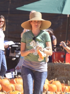 Debra Messing dons a hat as she hits a pumpkin patch, Los Angeles, October 9, 2010