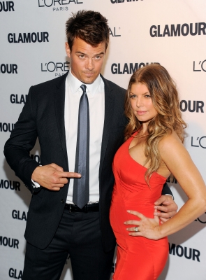 Josh Duhamel points at wife Fergie on the red carpet at the Glamour Magazine 2010 Women of the Year Gala at Carnegie Hall, NYC, November 8, 2010