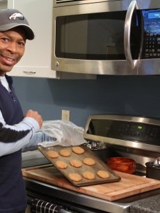 Kevin Eubanks visits Access Hollywood Live on November 29, 2010 to share his vegan chocolate chip cookie recipe