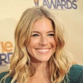 Sienna Miller arrives at the 2009 MTV Movie Awards held at the Gibson Amphitheatre on May 31, 2009 in LA