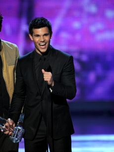 Robert Pattinson, Taylor Lautner, and Kristen Stewart accept the Favorite Movie award onstage during the 2011 People’s Choice Awards at Nokia Theatre L.A. Live in Los Angeles on January 5, 2011