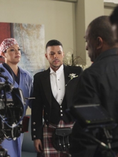 Wilson Cruz & Sara Ramirez in “Start Me Up,” the January 13, 2011 episode of “Grey’s Anatomy”
