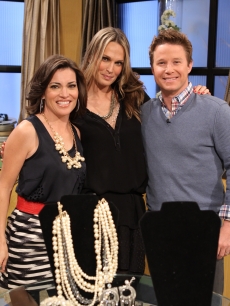 The lovely Molly Sims poses with Billy Bush and Kit Hoover on the set of Access Hollywood Live on February 22, 2011