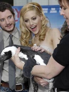 Murphy, Brittany - Elijah Wood LA 11 12 06 AP