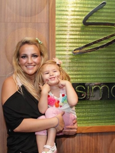 Jamie Lynn Spears and daughter Maddie are all smiles after dining with friends and family at Simon at Palms Place in Las Vegas on May 6, 2011