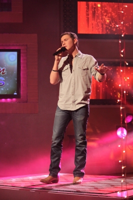 Scotty McCreery performs “I Love You This Big” on Access Hollywood, May 26, 2011