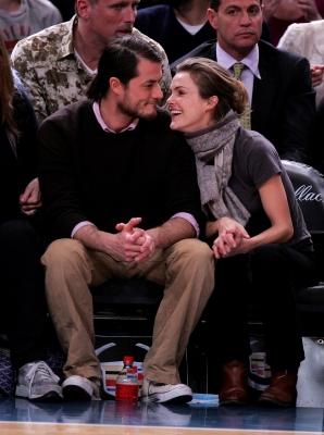 Keri Russell and Shane Dreary attend Dallas Mavericks vs New York Knicks game at Madison Square Garden, NYC, on December 10, 2007