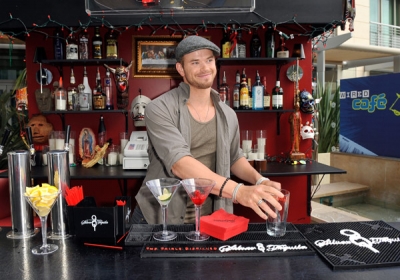 “The Twilight Saga: Breaking Dawn” star Kellan Lutz hops behind the bar at the Wired Cafe at the Omni Hotel during Comic-Con in San Diego on July 21, 2011