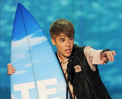 Justin Bieber accepts the Choice Male Artist award onstage during the 2011 Teen Choice Awards held at the Gibson Amphitheatre in Universal City, Calif. on August 7, 2011 