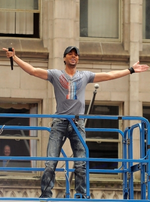 Enrique Iglesias performs for fans at the ‘Today’ show at Rockefeller Plaza in New York City on August 19, 2011