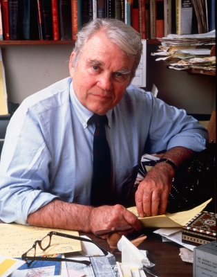 Andy Rooney is seen at his cluttered desk on January 1, 1982     