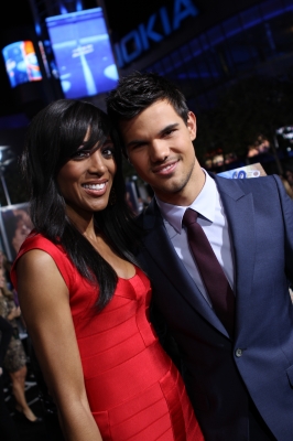 Access’ Shaun Robinson poses with Taylor Lautner at the premiere of ‘The Twilight Saga: Breaking Dawn — Part 1’ at the Nokia Theatre L.A. Live in Los Angeles on November 14, 2011     