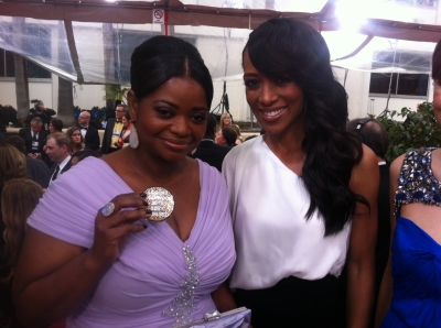 Access Hollywood’s Shaun Robinson gives Octavia Spencer a Best Dressed compact award on the red carpet at the Golden Globes, January 15, 2012