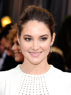 Shailene Woodley poses at the 2012 Oscars