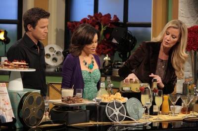 Sandra Lee shows Billy Bush and Kit Hoover how to make the perfect cocktail for an Oscar party on Access Hollywood Live on February 24, 2012 