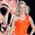 Elizabeth Banks Puts On Her Best ‘Effie’ Outfit For ‘The Hunger Games’ Premiere
