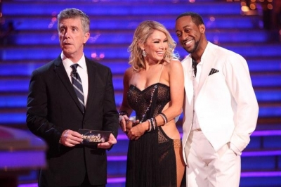 Tom Bergeron waits with Kym Johnson and Jaleel White as they receive their Week 3 ‘Dancing with the Stars’ scores, April 2, 2012