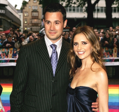 Sarah Michelle Gellar and Freddie Prinze Jr. pose for a picture at the ‘Hairspray’ premiere at the Odeon Cinema Leicester Square on July 05, 2007 in London, England