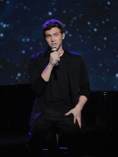 Phillip Phillips performs on ‘American Idol,’ May 16, 2012
