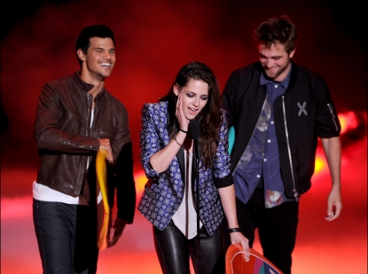 Taylor Lautner, Kristen Stewart, and Robert Pattinson accept the Ultimate Choice award onstage during the 2012 Teen Choice Awards at Gibson Amphitheatre in Universal City, Calif. on July 22, 2012