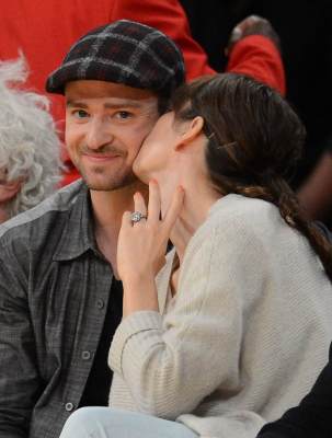 Justin Timberlake and Jessica Biel kiss at the Los Angeles Lakers vs Utah Jazz game at Staples Center in Los Angeles on April 21, 2009