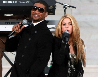 Usher and Shakira perform in front of the Lincoln Memorial during the ‘We Are One: The Obama Inaugural Celebration At The Lincoln Memorial’ on January 18, 2009 at the National Mall in Washington, DC