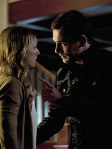 Barry Sloane as Aiden Mathis and Emily VanCamp as Emily Thorne in ‘Revenge’