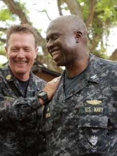 Robert Patrick (Master Chief Prosser) with Andre Braugher (Capt. Marcus Chaplin) on the ‘Last Resort’ set