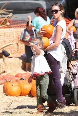 Jessica Alba, accompanied by her daugheters Honor and Haven, make a stop at Mr. Bones Pumpkin Patch in Los Angeles on October 14, 2012