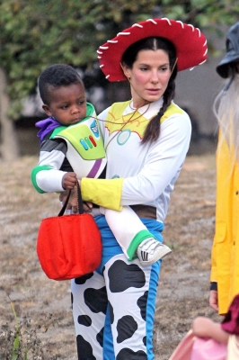 Sandra Bullock takes on ‘Toy Story’ as cowgirl Jessie, and totes around her own Buzz Lightyear son Louis, as they celebrate Halloween in Los Angeles on October 31, 2012