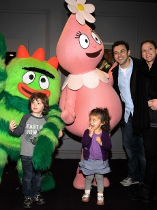 Fred Savage, his wife Jennifer Lynn Stone, and children Oliver and Lily greet characters of YO GABBA GABBA! @ KIA PRESENTS YO GABBA GABBA! LIVE! THERE’S A PARTY IN MY CITY produced by S2BN Entertainment in association with The Magic Store and W!LDBRAIN Entertainment at Nokia L.A. LIVE on November 26, 2010