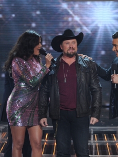 Khloe Kardashian and Mario Lopez congratulate Tate Stevens on winning Season 2 of ‘The X Factor,’ Dec. 20, 2012