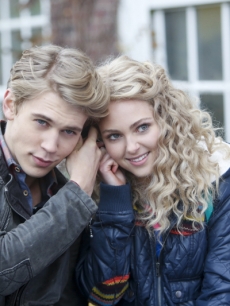 AnnaSophia Robb as Carrie Bradshaw and Austin Butler as Sebastian in ‘The Carrie Diaries’