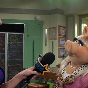 How Does Miss Piggy Feel About Ricky Gervais & Tina Fey Joining The Muppet Movie Sequel?